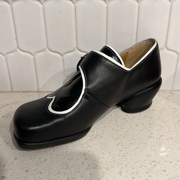 NWOB John Fluevog Tori heart black Choice Buckle Shoe - Picture 6 of 6